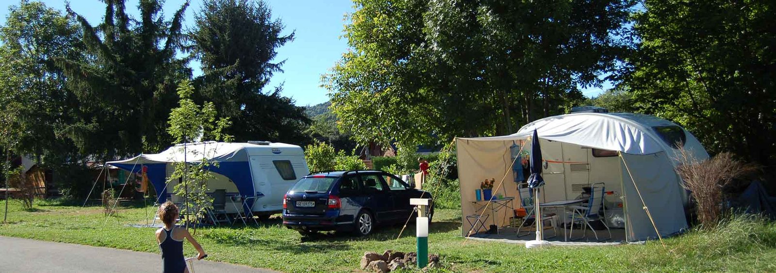 emplacement camping lac chambom murol