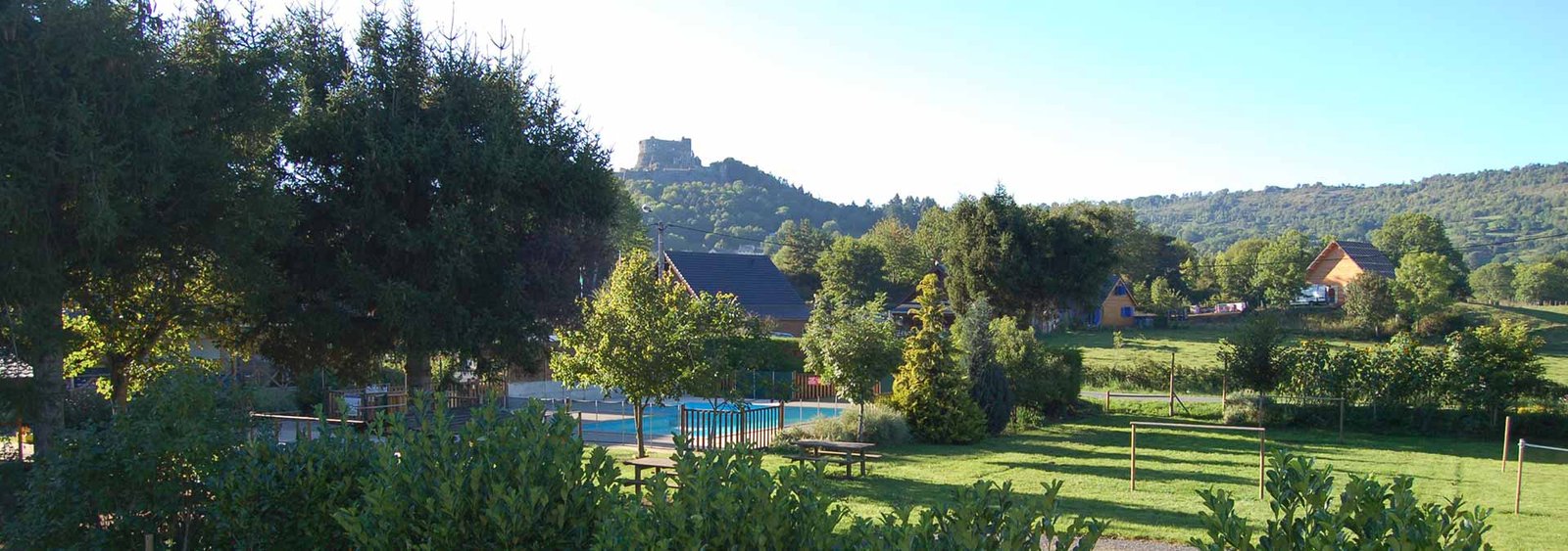 vue aerienne camping avec piscine puy de dome